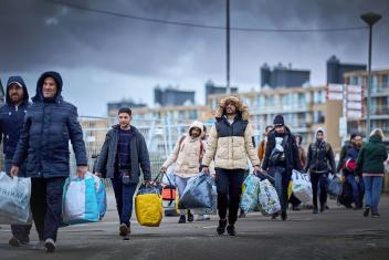 Man ingepakt in warme kleding in Ter Apel.