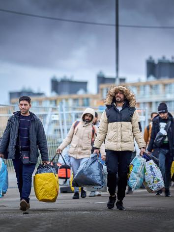 Man ingepakt in warme kleding in Ter Apel.