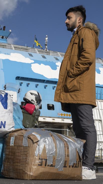 Vluchteling _naast _een _schip