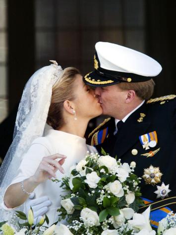 Willem-Alexander en Maxima kussen op hun bruiloft