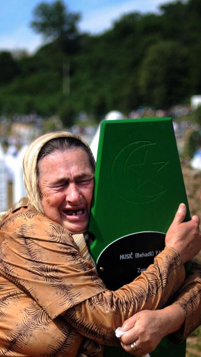 rouwende vrouw bij een graf van de genocide in Srebrenica