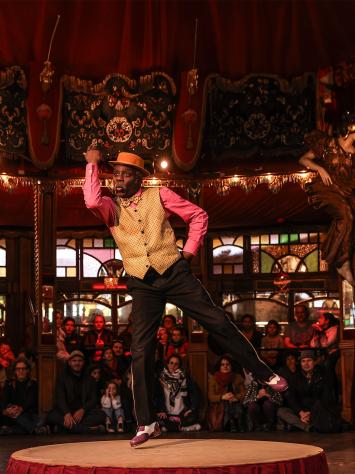Meneer tapdanst in een circus