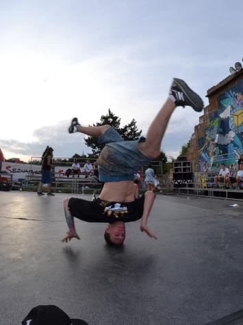 Een breakdancer draait op zijn hoofd