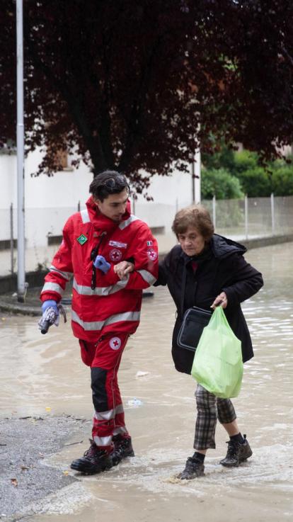 mensen worden opgevangen bij overstroming Italië