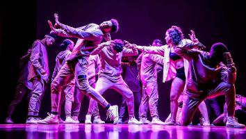 een groep dansers op een podium