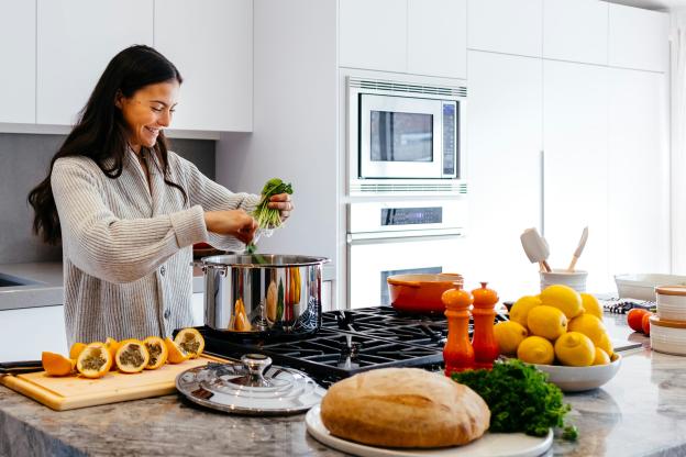 iemand kookt met verse groente en vers fruit