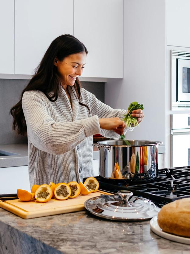 iemand kookt met verse groente en vers fruit