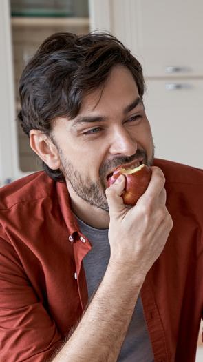 iemand eet een appel