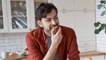 iemand eet een appel