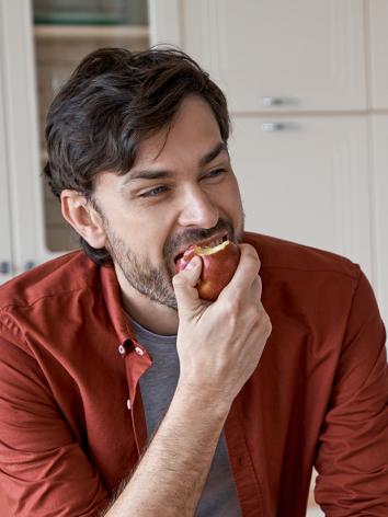 iemand eet een appel