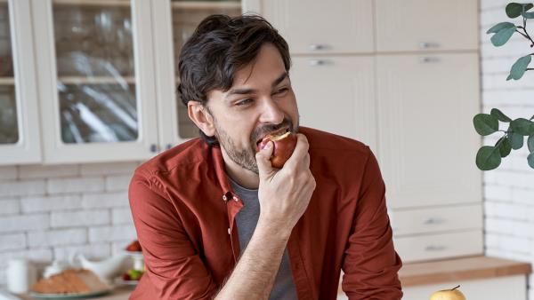 iemand eet een appel