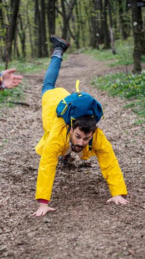 iemand lacht en wijst met zijn vinger naar de camera
