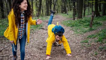 iemand lacht en wijst met zijn vinger naar de camera