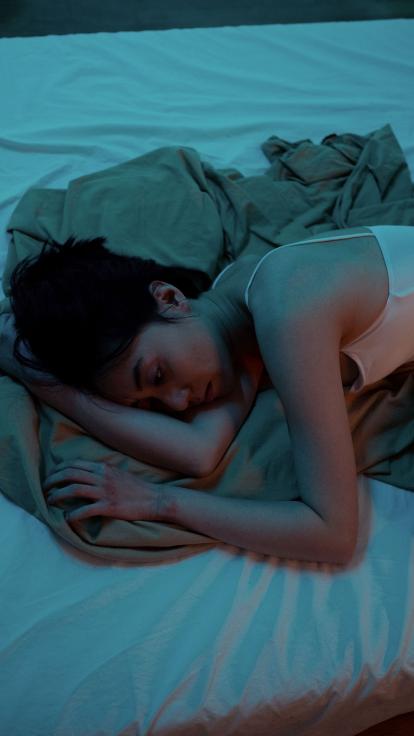 iemand ligt in bed te woelen