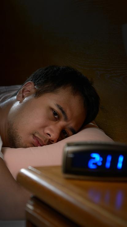 iemand ligt 's nachts wakker