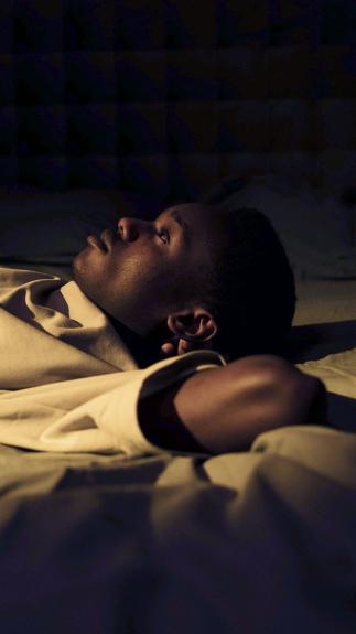 iemand ligt wakker en staart naar het plafond