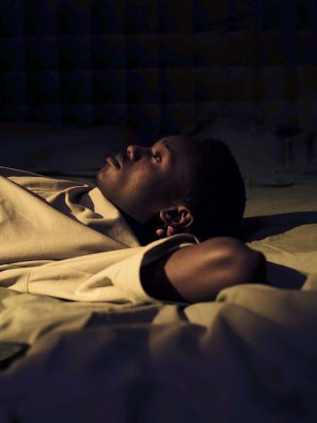 iemand ligt wakker en staart naar het plafond