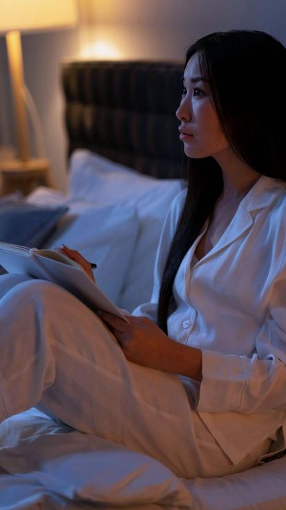 iemand staart voor zich uit in bed