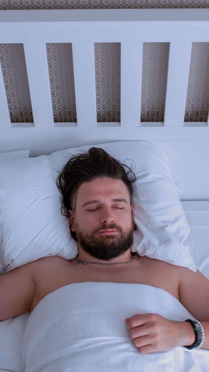 iemand slaapt in bed