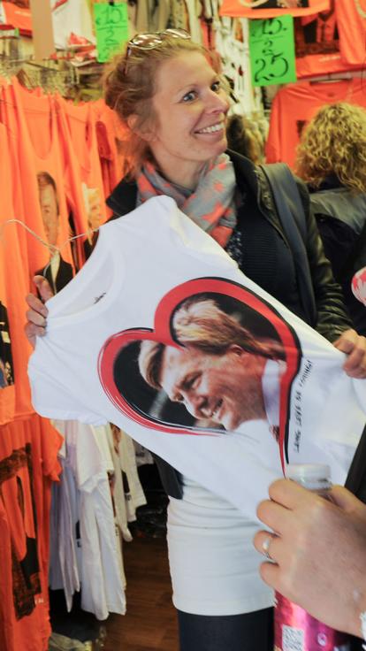 Willem-alexander op een t-shirt afgebeeld met een hart eromheen.