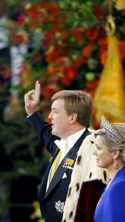 Willem-alexander legt eed af tijdens zijn inhuldiging.