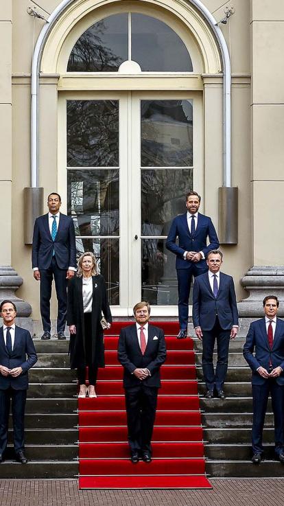 Willem-alexander met ministers op bordes na beëdiging.