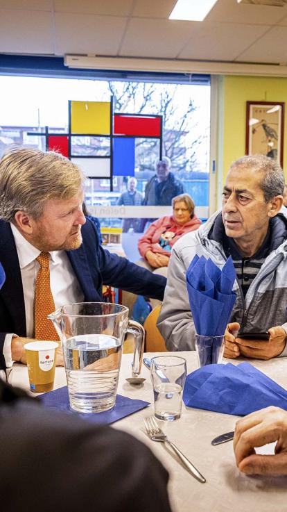 Koning Willem-Alexander spreekt bij Vadercentrum ADAM in het Haagse Laakkwartier met mensen die familie en vrienden hebben in de door aardbevingen getroffen gebieden in Turkije en Syrie.