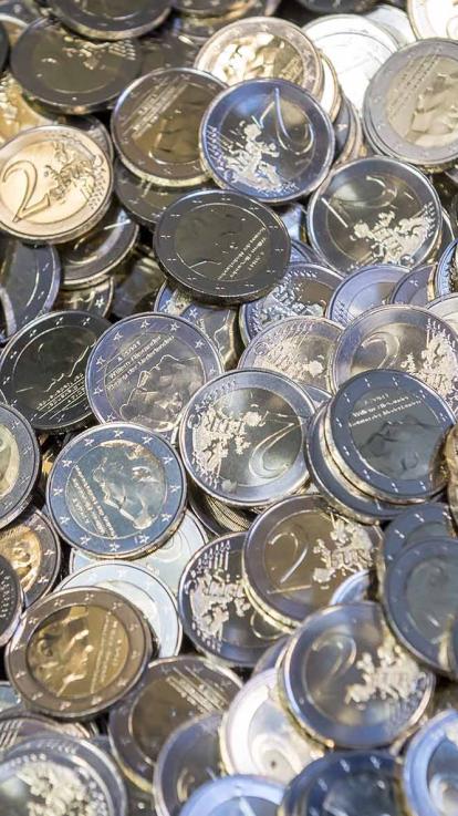 Twee-euromunten met op de achterkant het hoofd van Willem-Alexander.