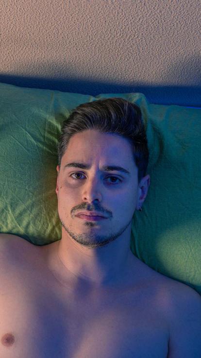 iemand staart voor zich uit in bed