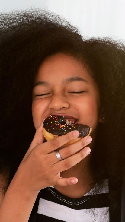 iemand eet een donut