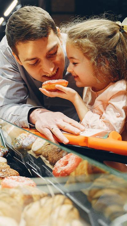 vader en dochter eten donuts