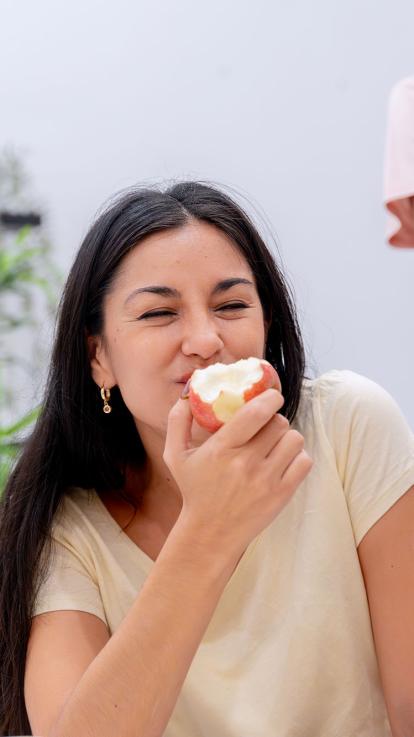 een persoon eet een appel