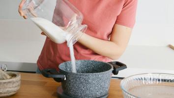 een vrouw doet suiker in een pan