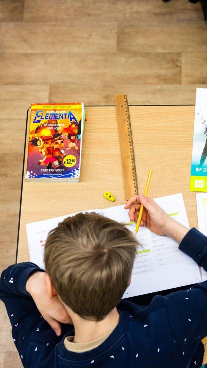 een leerling van Groep 8 maakt de doorstroomtoets op school