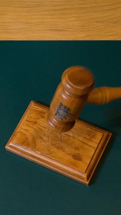 rechter hamer streng straffen