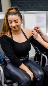 iemand wordt gevaccineerd