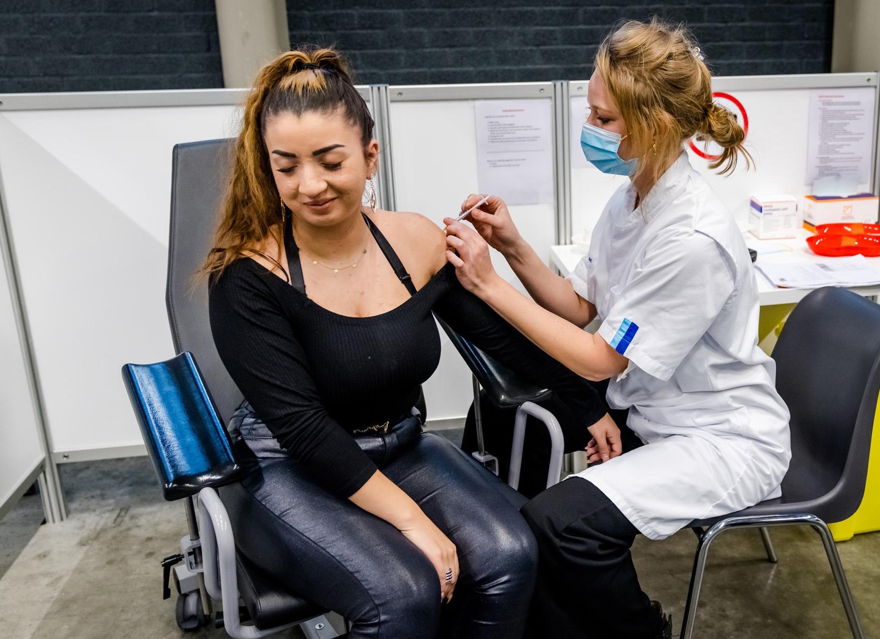 iemand wordt gevaccineerd