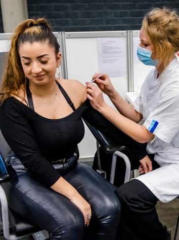 iemand wordt gevaccineerd