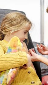een kind krijgt een vaccinatie
