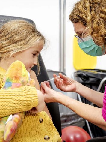 een kind krijgt een vaccinatie