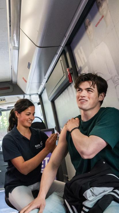 een jongen krijgt de HPV-vaccinatie