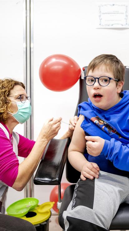 een kind wordt gevaccineerd