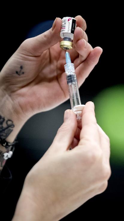 iemand houdt een vaccin vast