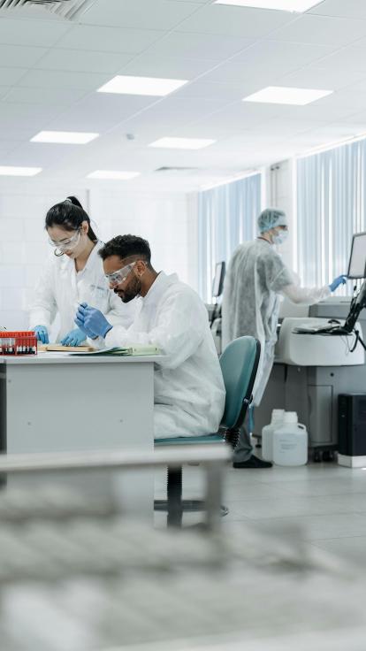 mensen aan het werk in een laboratorium