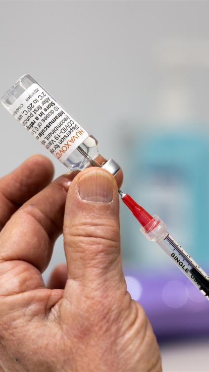 iemand houdt een vaccin vast