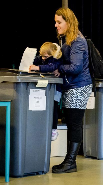 iemand stemt bij de verkiezingen