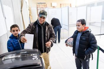 iemand stemt voor de verkiezingen