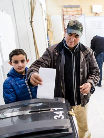 iemand stemt voor de verkiezingen