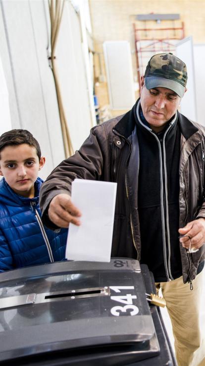 iemand stemt voor de verkiezingen