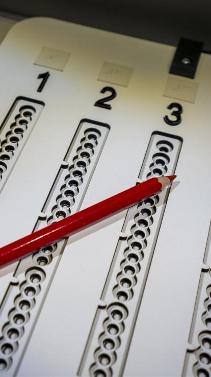 een stembiljet voor slechtzienden 